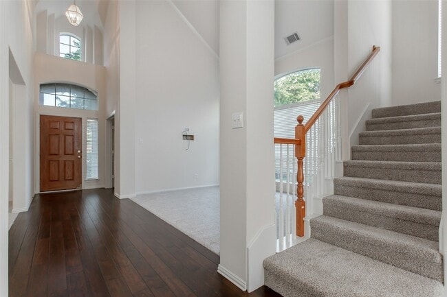 Building Photo - 915 Falcon Trail