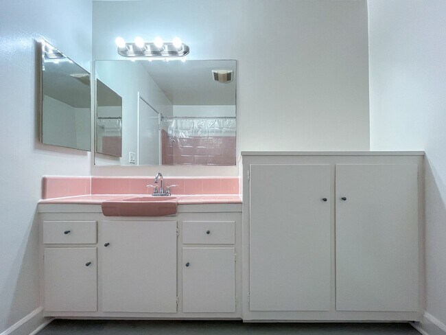 Building Photo - Charming Apartments in Playa Del Rey – Pri...