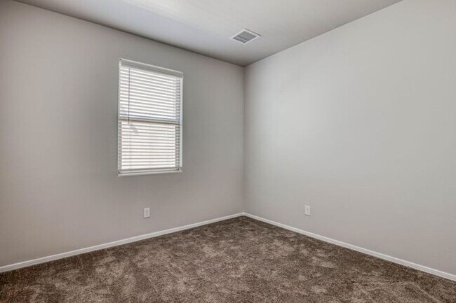 Building Photo - Beautiful East side House