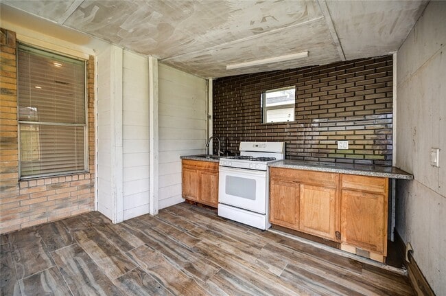 Building Photo - 11906 Dinosaur Valley Dr