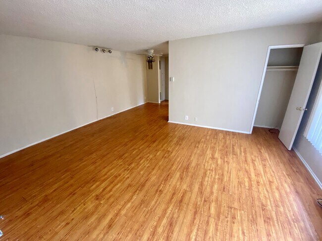 Primary Photo - 2215 N Beachwood Dr