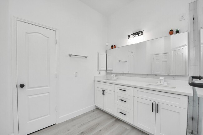 Building Photo - 10850 White Oak Point Ct