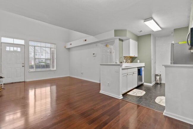 Building Photo - Rent in Virginia Beach!