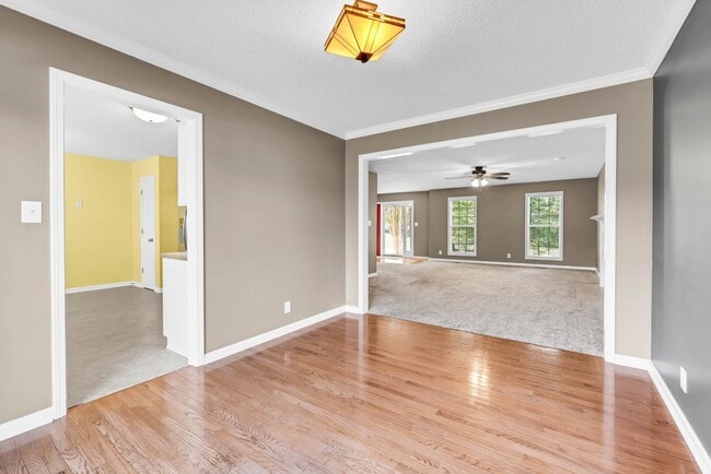 Building Photo - 3 Bedroom Pet Friendly Home For Rent With Extra Large Bonus Room!