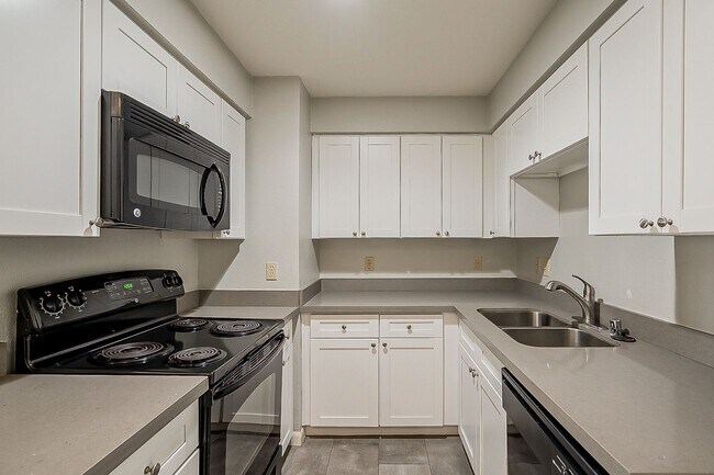 Building Photo - Walking Distance to ASU!
