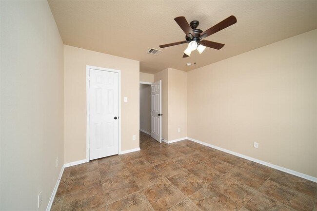 Building Photo - 2024 Silverwater Ct
