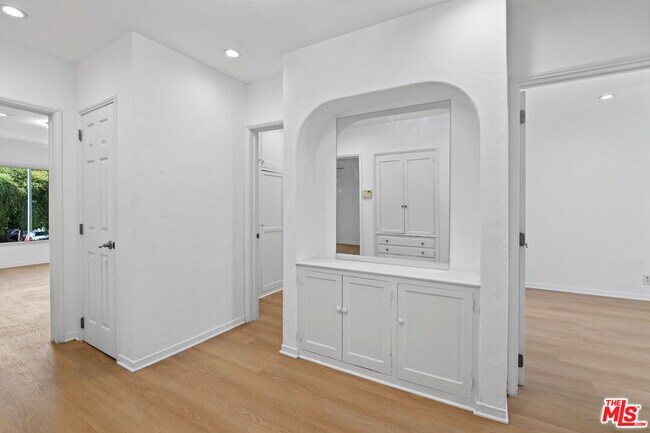 Building Photo - 900 S Wooster St