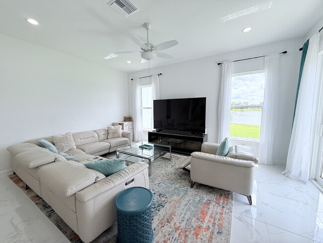 Building Photo - 5 Bedroom and 6 Bathroom, Lake view House