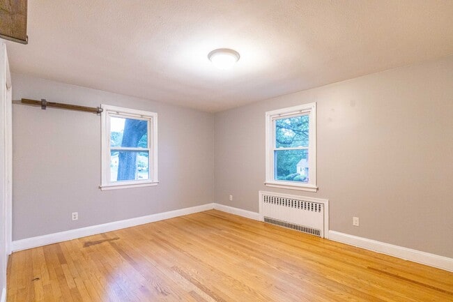Building Photo - 3 Bedroom, 2 Bathroom home with Finished B...