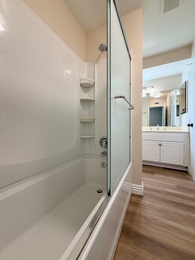 Building Photo - Beautiful End-Unit Townhome 2 bedroom and 1.5 bath