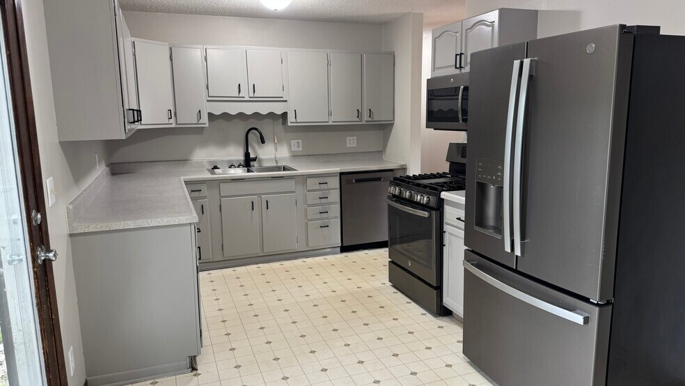 Building Photo - 1331 Spruce Hills Dr