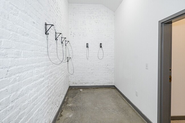 Building Photo - Downstairs Flat by Bike Rack with Washer &...