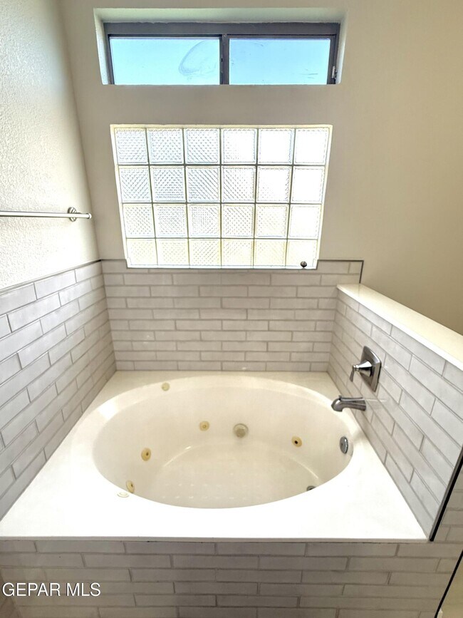 Building Photo - 12749 Tierra Salas Dr