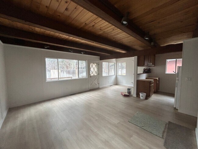 Building Photo - Highland Woods Neighborhood * Renovated 2 ...