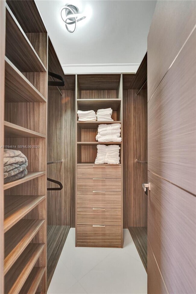 Building Photo - 4001S S Ocean Dr