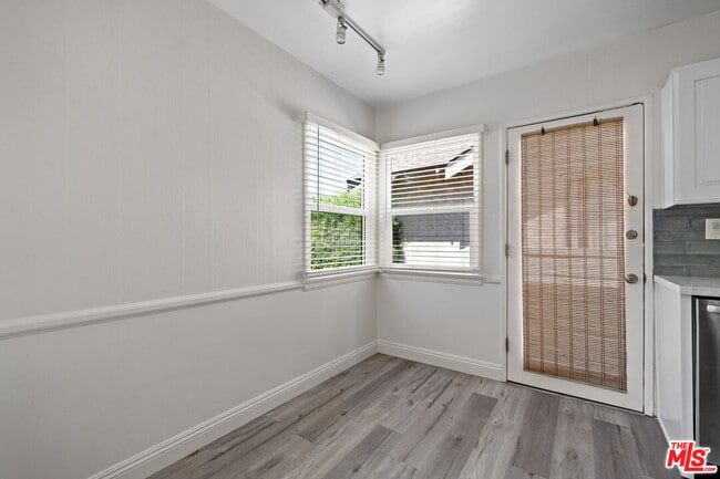 Building Photo - 908 Venezia Ave