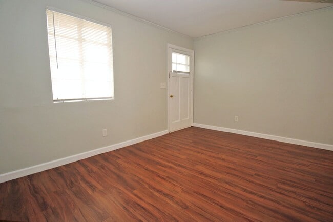 Building Photo - Cozy & Convenient 2 Bedroom in West Columb...