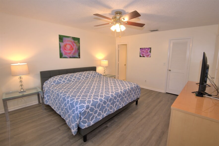 Large master bedroom suite with walk-in closet and remodeled bathroom. - 1291 SE Parkview Pl