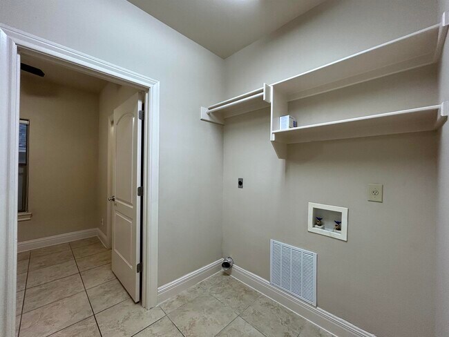 Building Photo - 3335 Hagen Lp