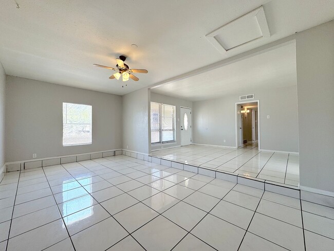 Building Photo - Northeast El Paso 3 Bed Refrig A/C!
