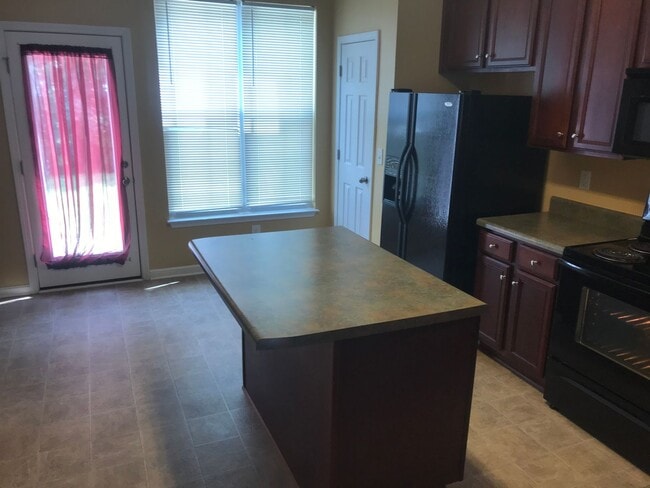 Building Photo - **Charming 2/2.5 Burlington Townhome**