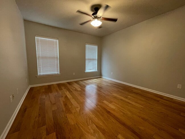 Building Photo - Berkshire Beauty