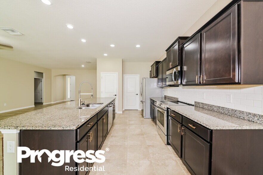 Building Photo - 10606 Scenic Hollow Dr