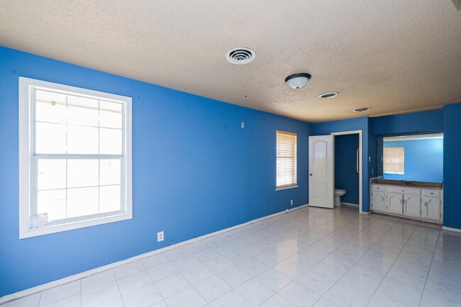 Building Photo - 806 Bustamante St