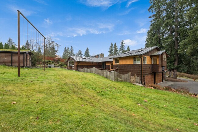 Building Photo - 5 Bedroom 3 Bathroom House With A Huge Yard