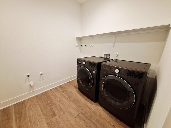 Building Photo - 1221 Brasano Pl