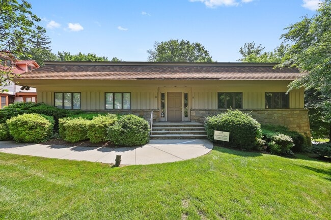 Building Photo - 11 Maple Ave