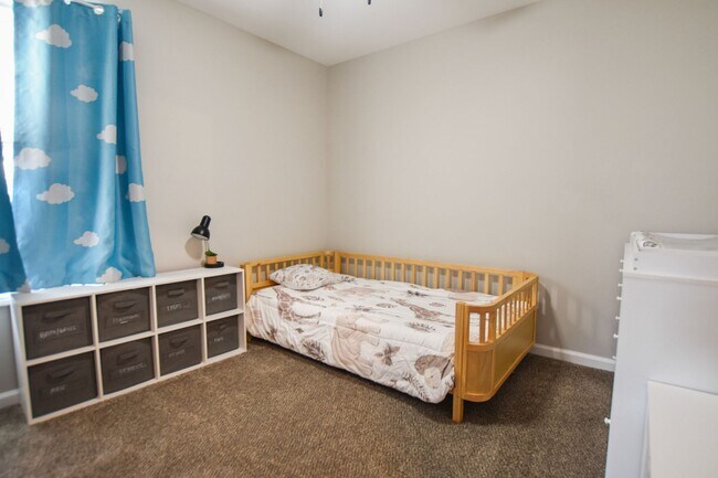 Building Photo - Pet Friendly Three Bedroom!