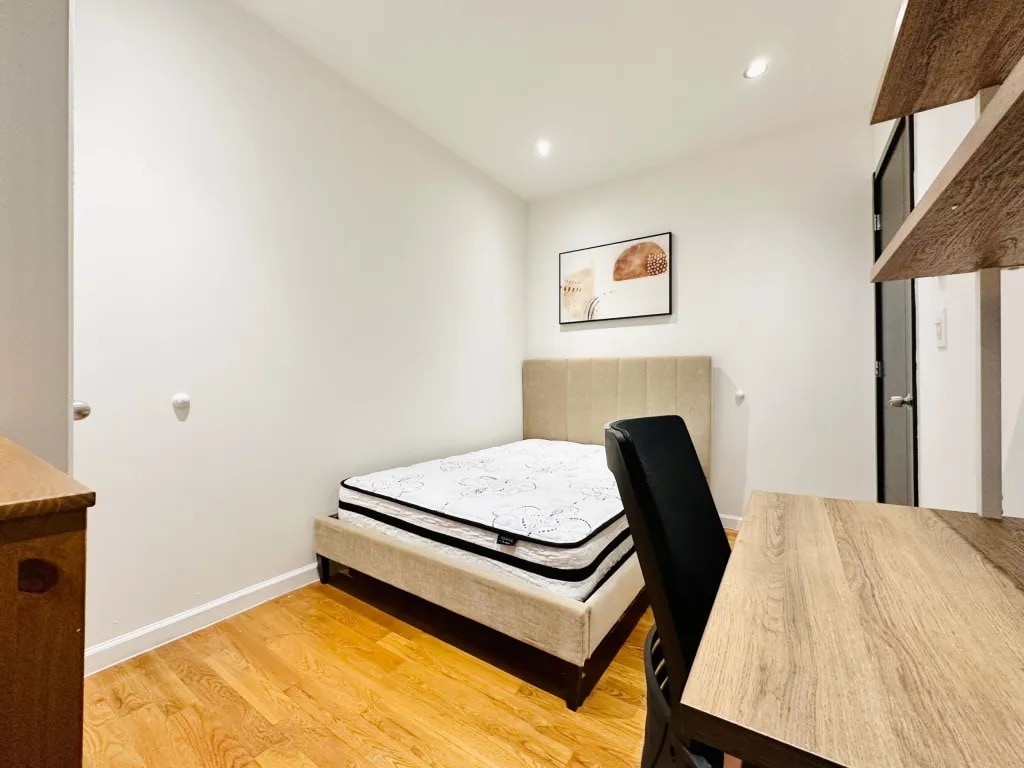 Building Photo - Furnished room/NOT APARTMENT