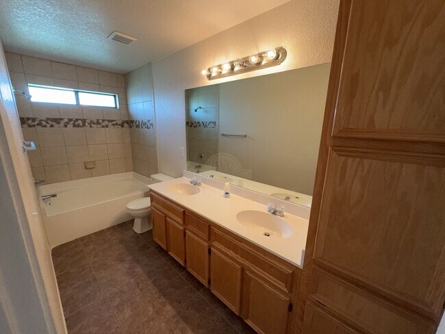 Building Photo - 1107 Cinch Dr