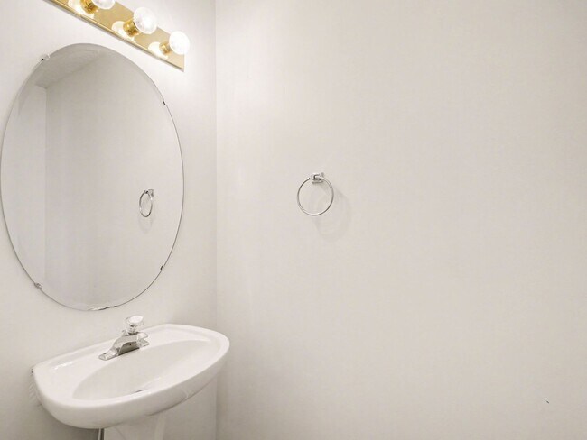 Building Photo - 2 Bed/2Bath Townhouse for RENT!