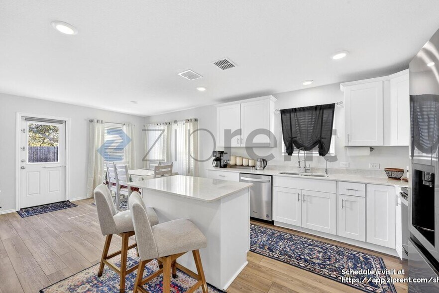 Building Photo - 2301 Vlg Crk Ln