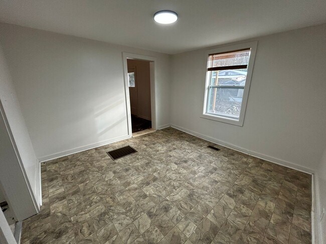 Building Photo - Renovated 3/1 House in South Rome- $1,100