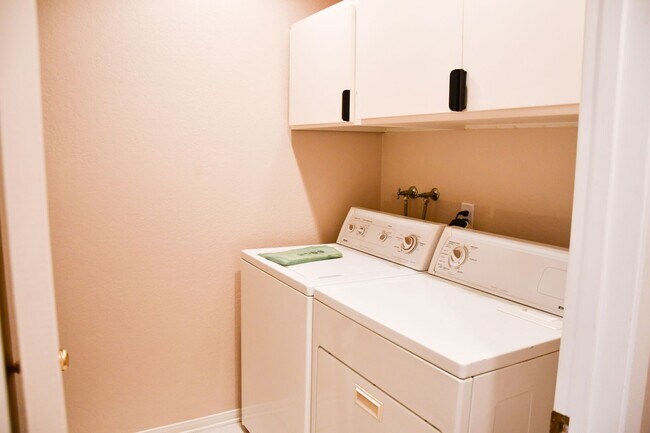 Building Photo - Newly remodeled and updated