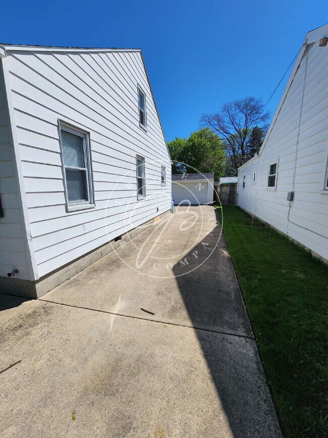 Building Photo - "Charming 2-Bedroom Haven on Luscombe Drive with Spacious 1105 sq ft Layout!"