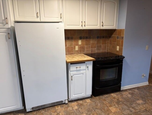 Building Photo - Charming home with large bedrooms