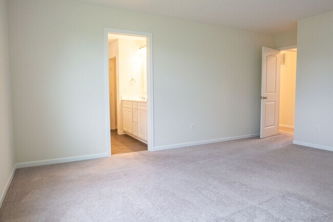 Building Photo - 2845 Beechwood Dr