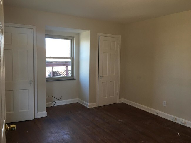 Building Photo - 18 E Rochelle St