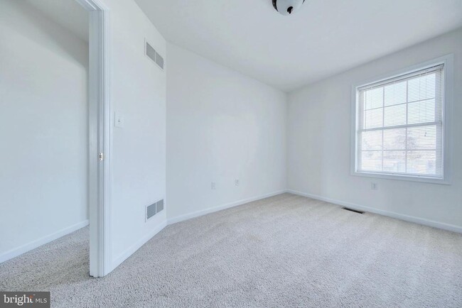 Building Photo - 689 E Walnut St