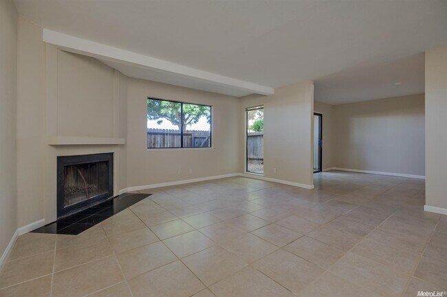 Building Photo - Stonegate Condo in fabulous West Davis location!