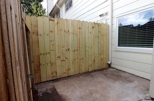 Building Photo - Beautiful 4 bedroom townhouse with incredible kitchen