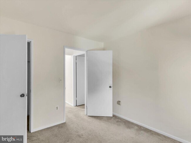 Building Photo - 31 Valerian Ct