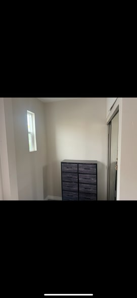 Small bedroom with closet - 231 Columbia Pl