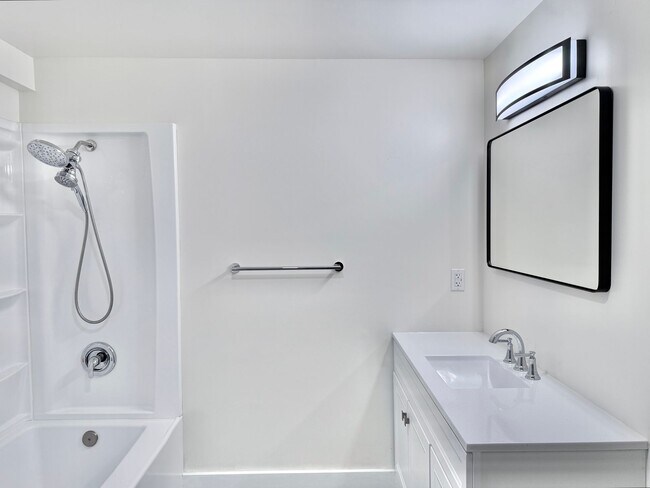 Building Photo - Stunning, Newly Renovated 3BR | 1BA