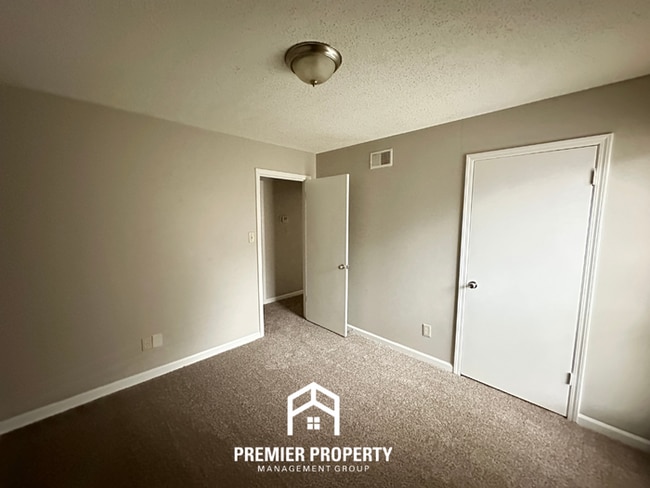 Building Photo - Spacious 3BR/2BA Memphis Home w/ Vaulted Ceilings, Fireplace & 2-Car Garage