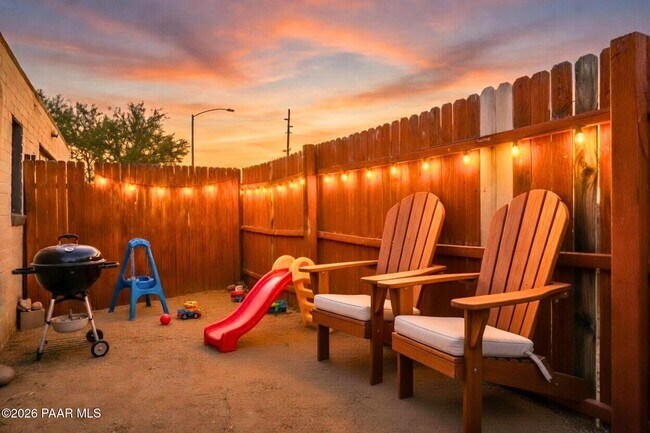 Building Photo - 302 W Flores St